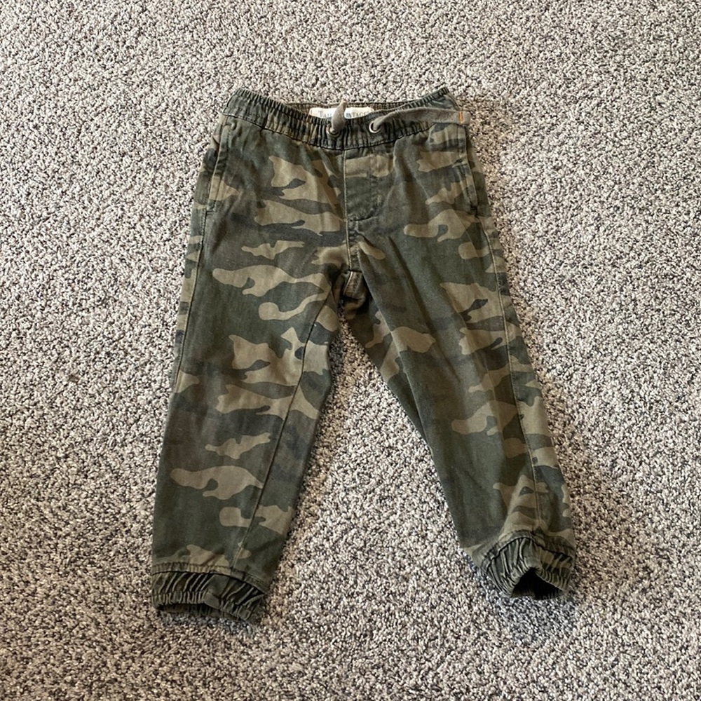 Boys Size 2/3 Camo Joggers.